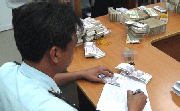 Khởi tố vụ vận chuyển trái phép 700.000 USD qua biên giới