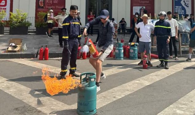 Trải nghiệm thú vị với các thiết bị phòng cháy tại hồ Hoàn Kiếm