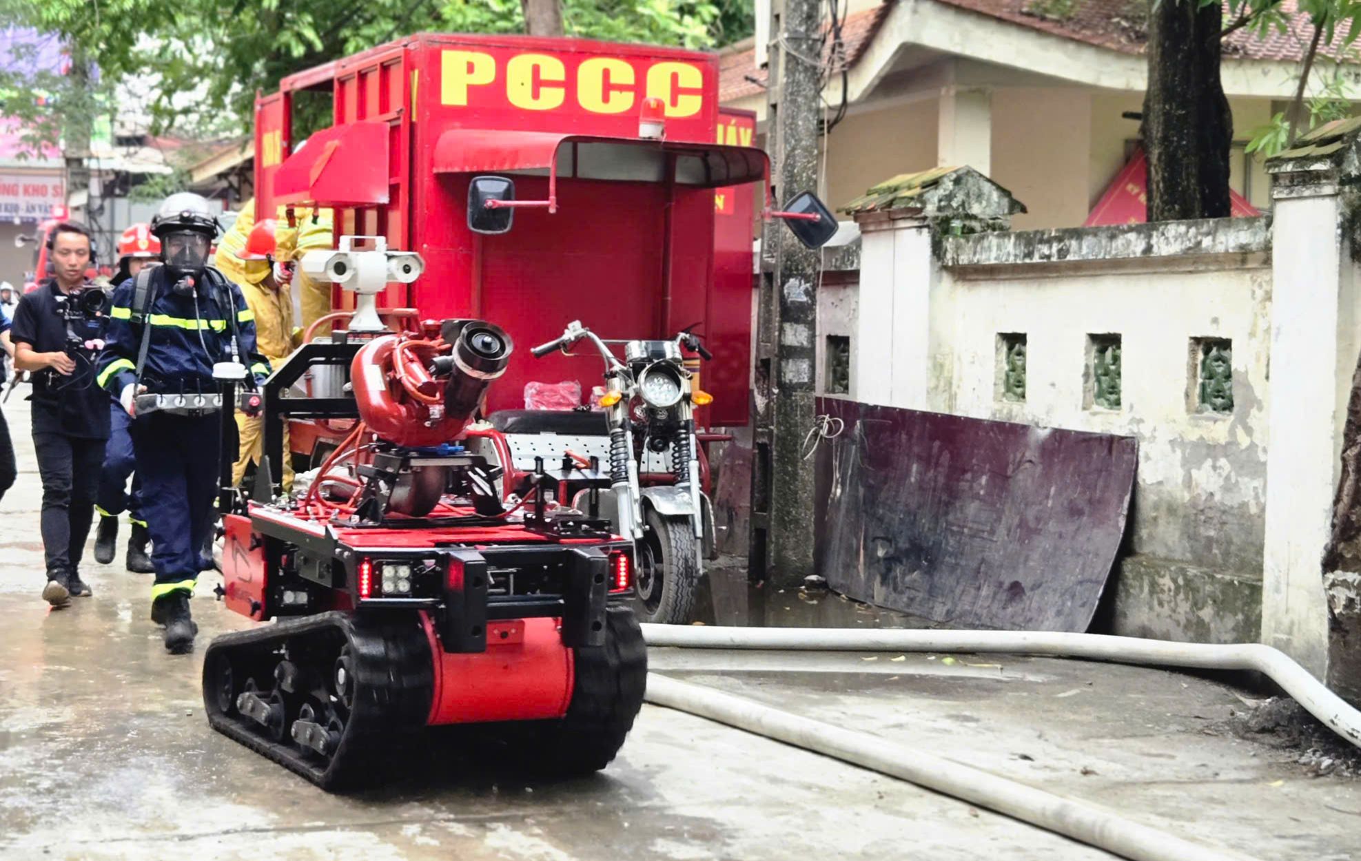 Huy động thiết bị hiện đại thực tập phương án chữa cháy và cứu nạn, cứu hộ tại xã La Phù