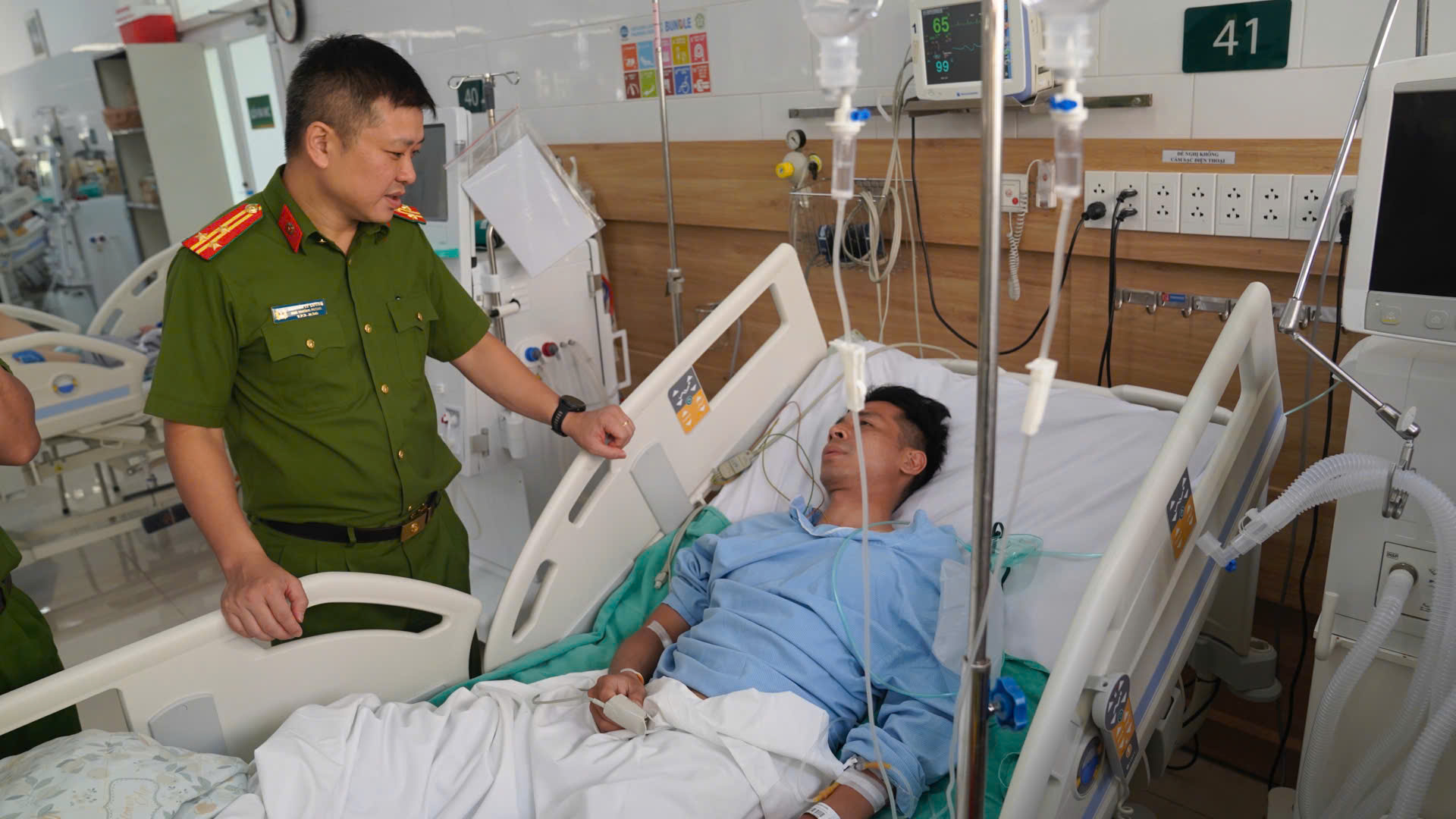 Thăm hỏi, động viên chiến sỹ bị ngạt khói trong vụ cháy nhà kho phường Tương Mai