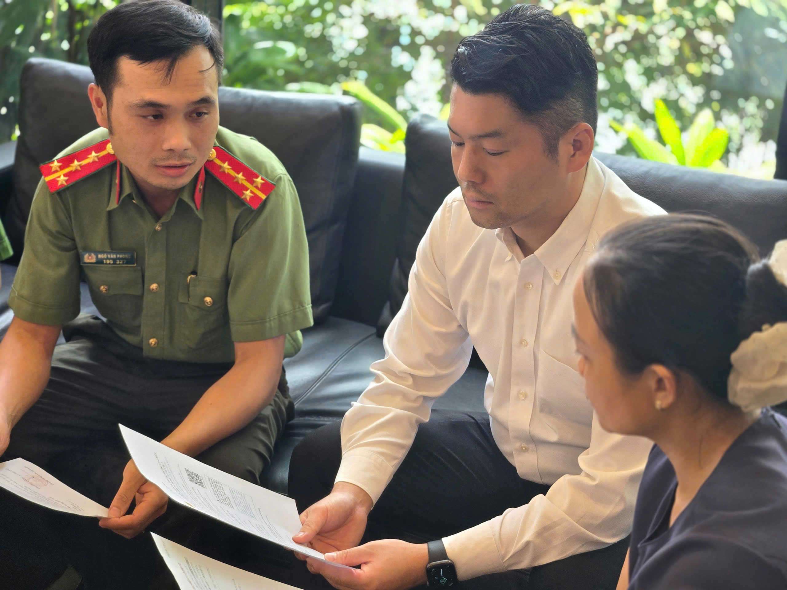 Công an phường Long Biên “gõ tận nhà”, hỗ trợ người nước ngoài định danh điện tử