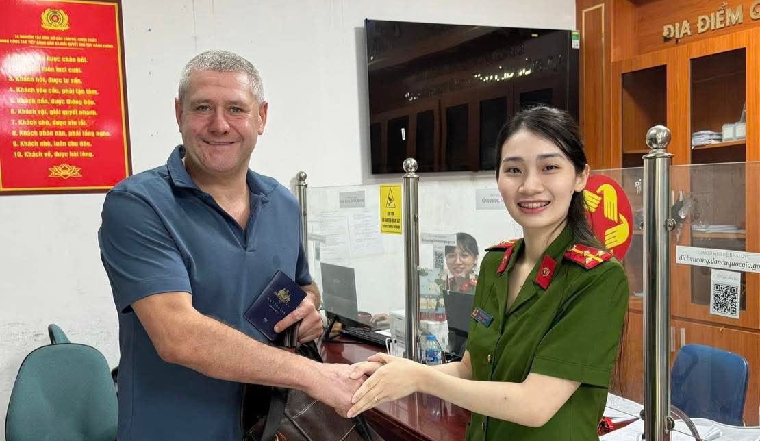 Công an phường Ngọc Hà trao trả tài sản người nước ngoài đánh rơi
