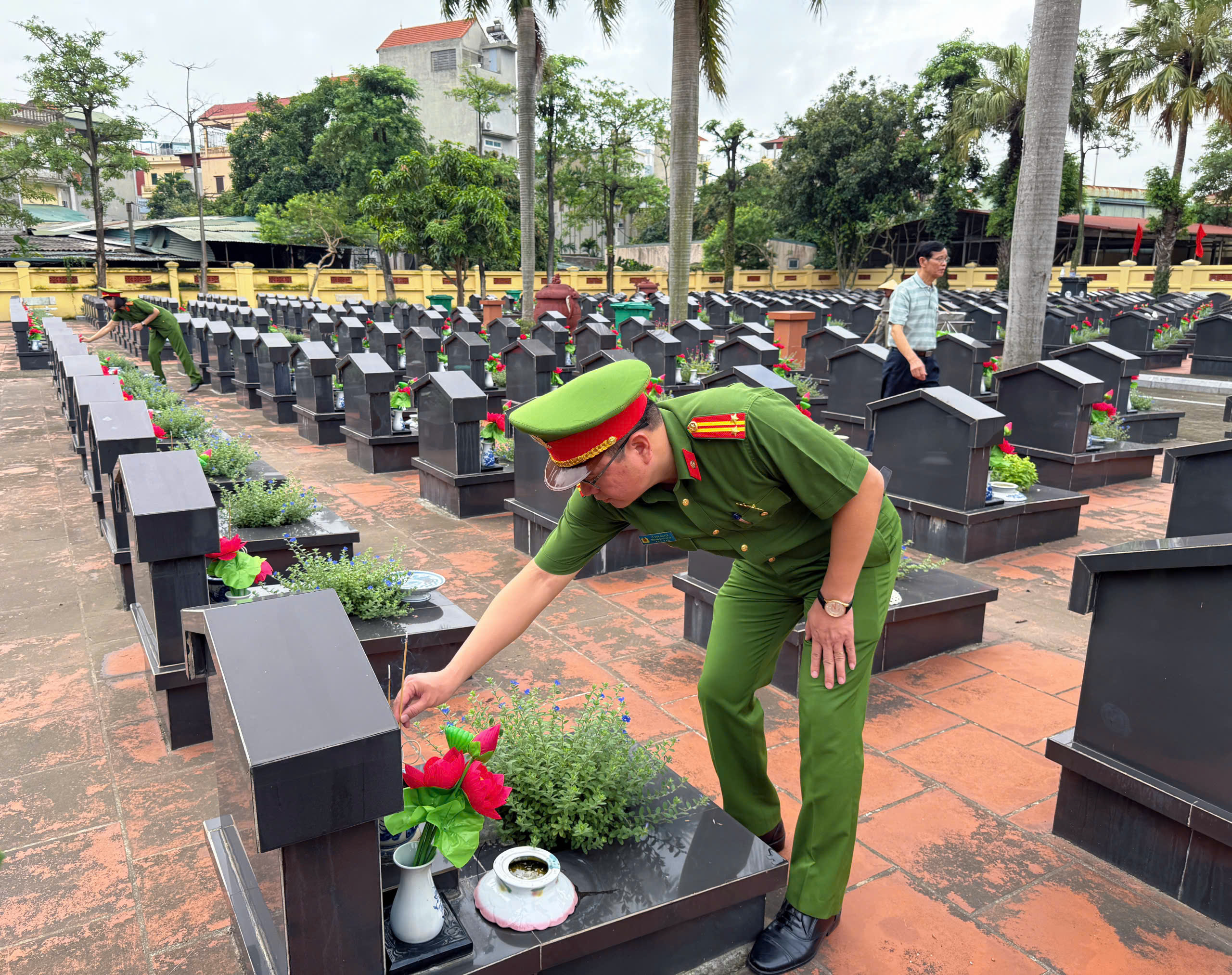 Khắc ghi công lao, tiếp bước truyền thống vẻ vang