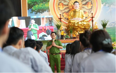 Gần 500 học viên khóa tu tại chùa Bằng A được hướng dẫn phòng cháy và thoát hiểm
