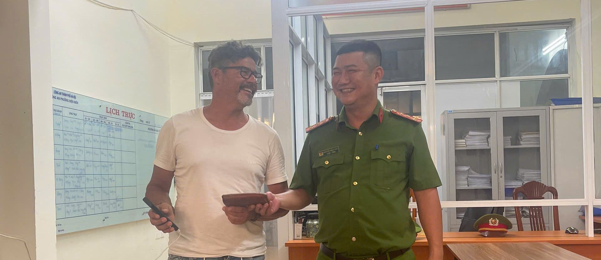 Trao trả tài sản cho du khách Pháp đánh rơi