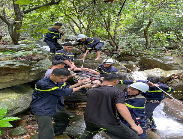 Kịp thời cứu hộ người leo núi Hàm Lợn bị ngã