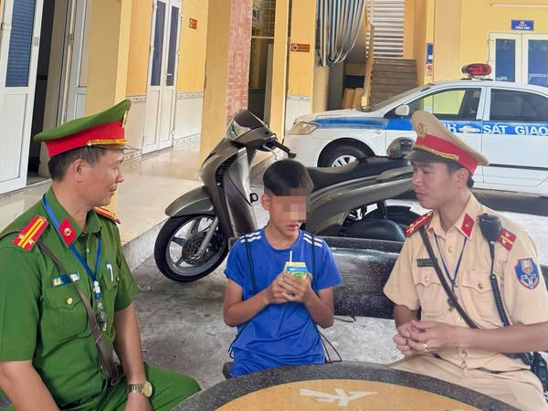 Hỗ trợ cháu bé đi lạc từ Bắc Ninh lên Hà Nội trở về gia đình