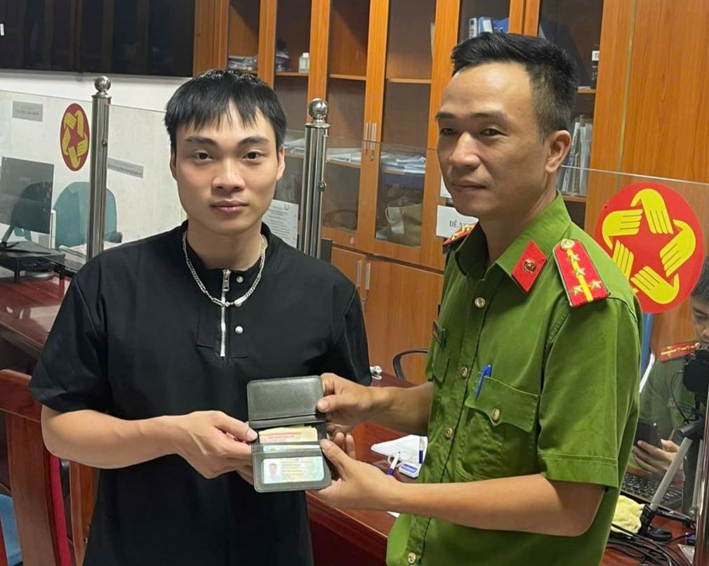 Công an phường Ngọc Hà trả lại ví cho người đánh rơi