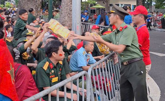 Nghĩa tình từ những phần ăn nhẹ trong sáng tổng duyệt A80