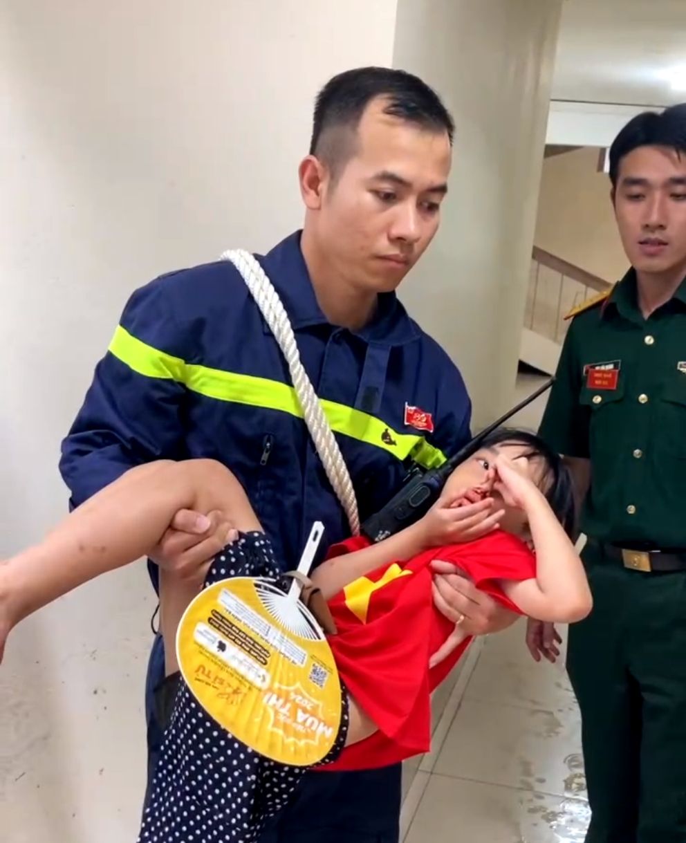 Cảnh sát PCCC kịp thời hỗ trợ bé gái bị chảy máu cam tại chốt Kim Mã
