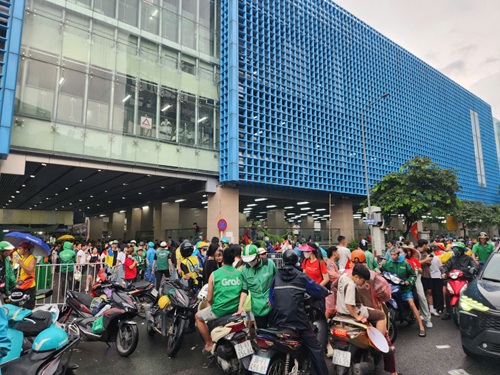 Chấn chỉnh hiện tượng xe ôm 'chặt chém' quanh các ga tàu điện trên cao