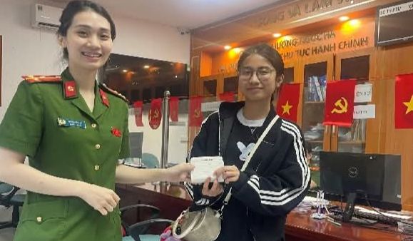 Công an phường Ngọc Hà hỗ trợ nhiều công dân nhận lại tài sản bị rơi