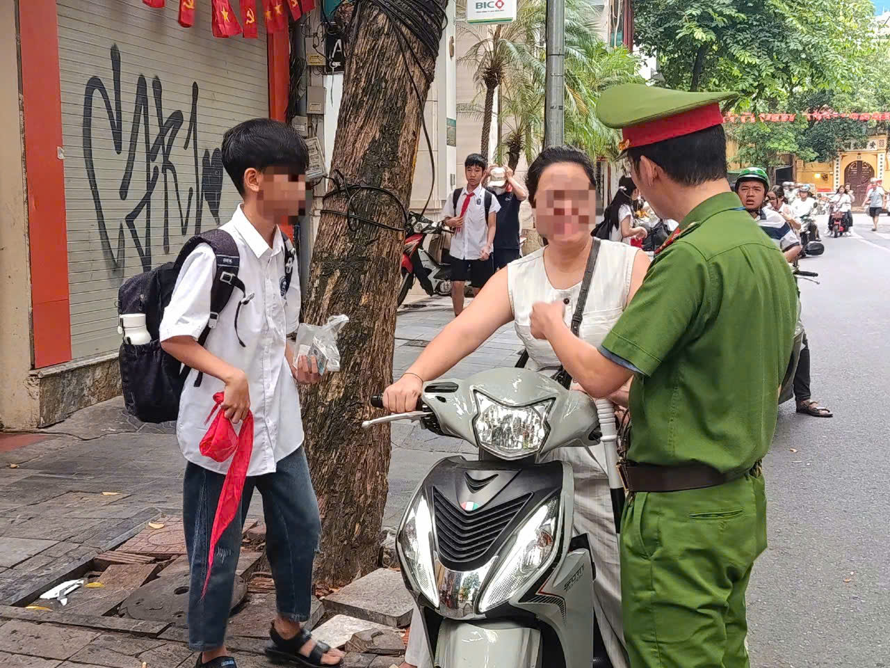 Công an phường Ba Đình siết chặt kỷ cương giao thông trước cổng trường học