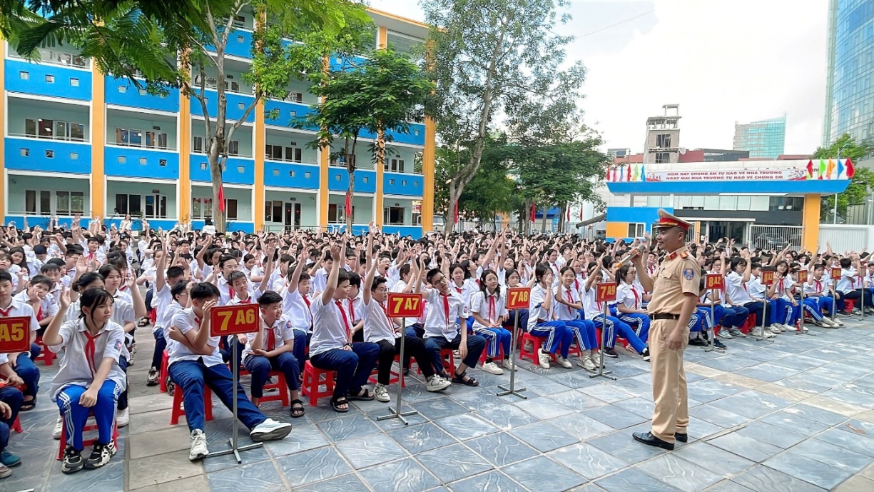 Phổ biến pháp luật về trật tự, an toàn giao thông cho gần 2.000 học sinh