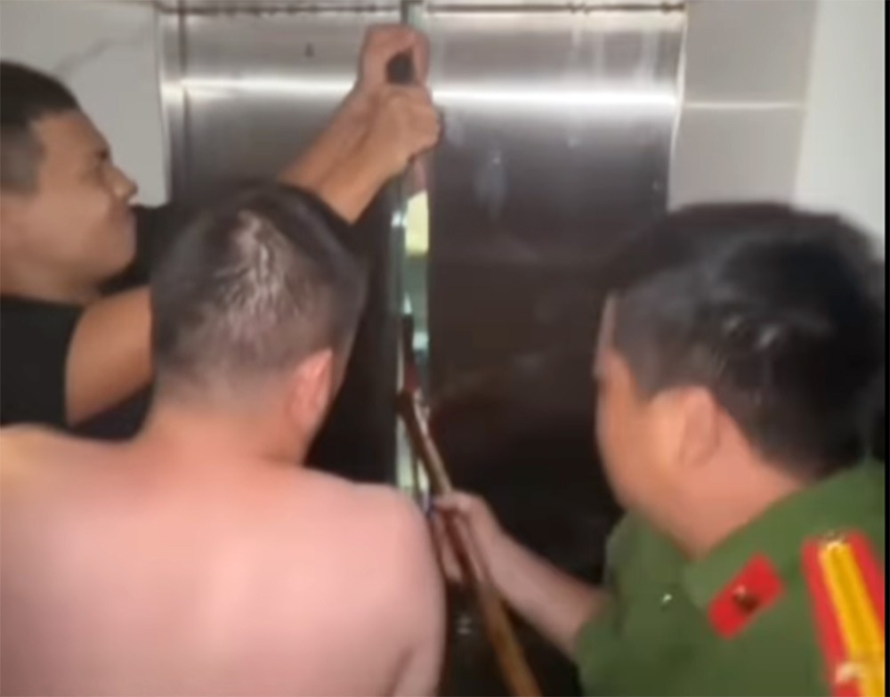Giải cứu người phụ nữ mắc kẹt trong thang máy ngập nước dưới hầm tòa nhà