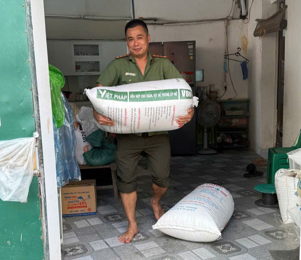 Chiến sĩ Công an xã Đại Xuyên lội nước bế gà, vác gạo cứu dân vùng ngoài đê sông Hồng