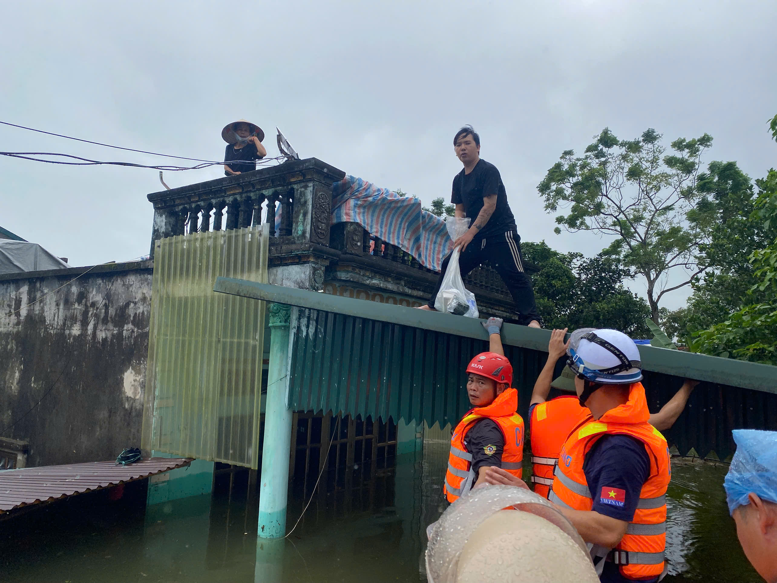 Cảnh sát phòng cháy, chữa cháy Thủ đô cứu hộ tại Tuyên Quang: Đưa 22 người dân ra khu vực an toàn