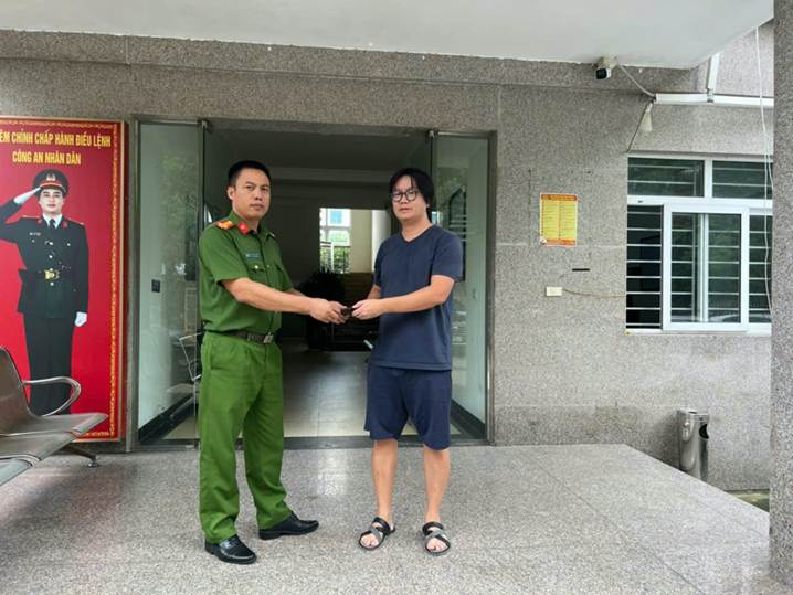 Công an phường Việt Hưng trao trả tài sản bị đánh rơi cho công dân