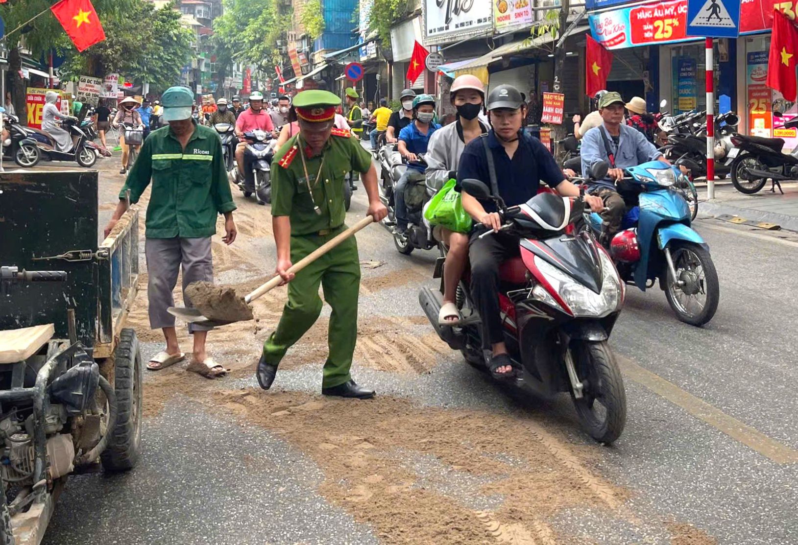 Kịp thời dọn dầu tràn trên đường, đảm bảo an toàn cho người dân