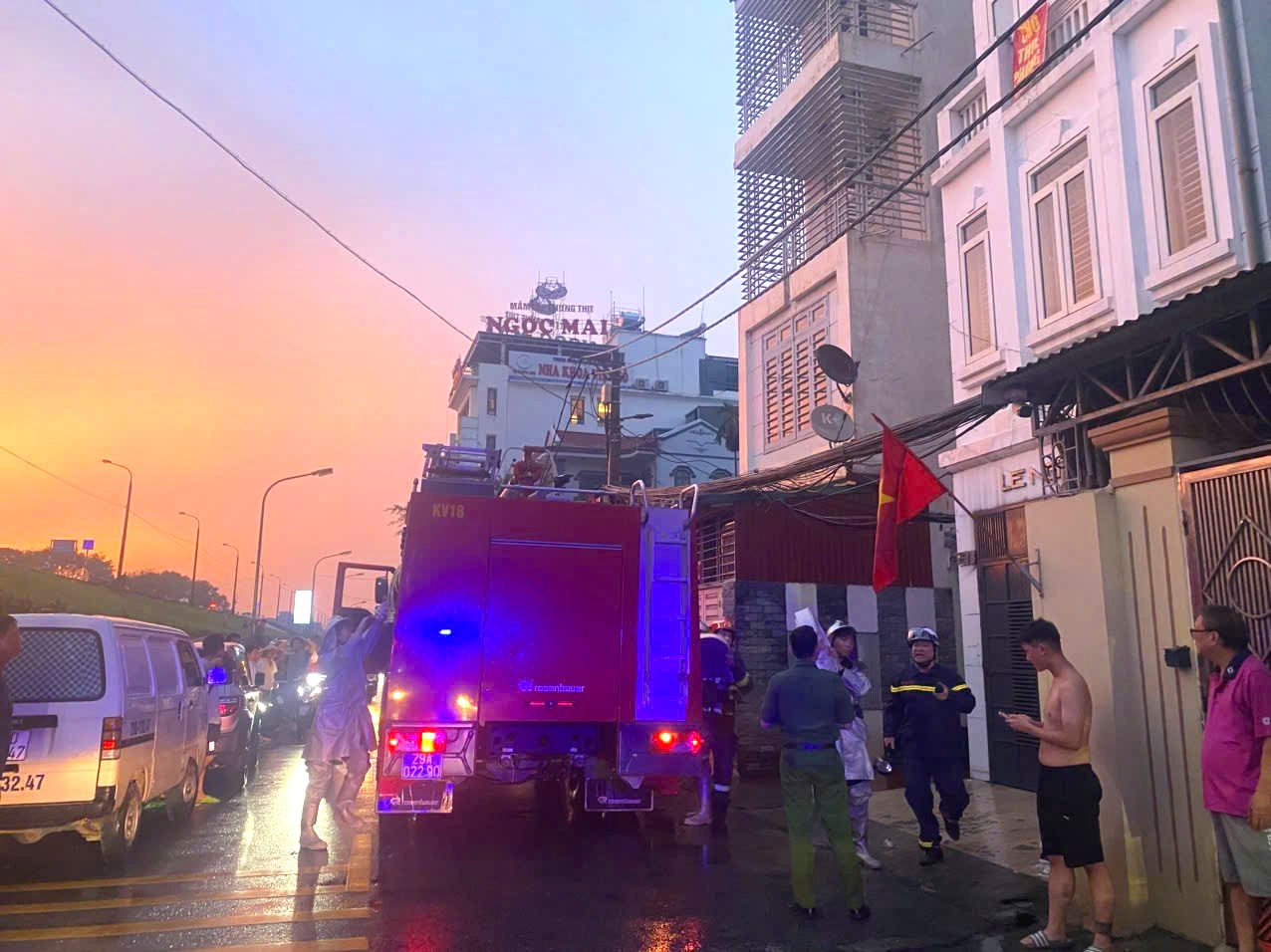 Ba người thoát nạn an toàn trong vụ cháy nhà dân ngõ 233 Lâm Du