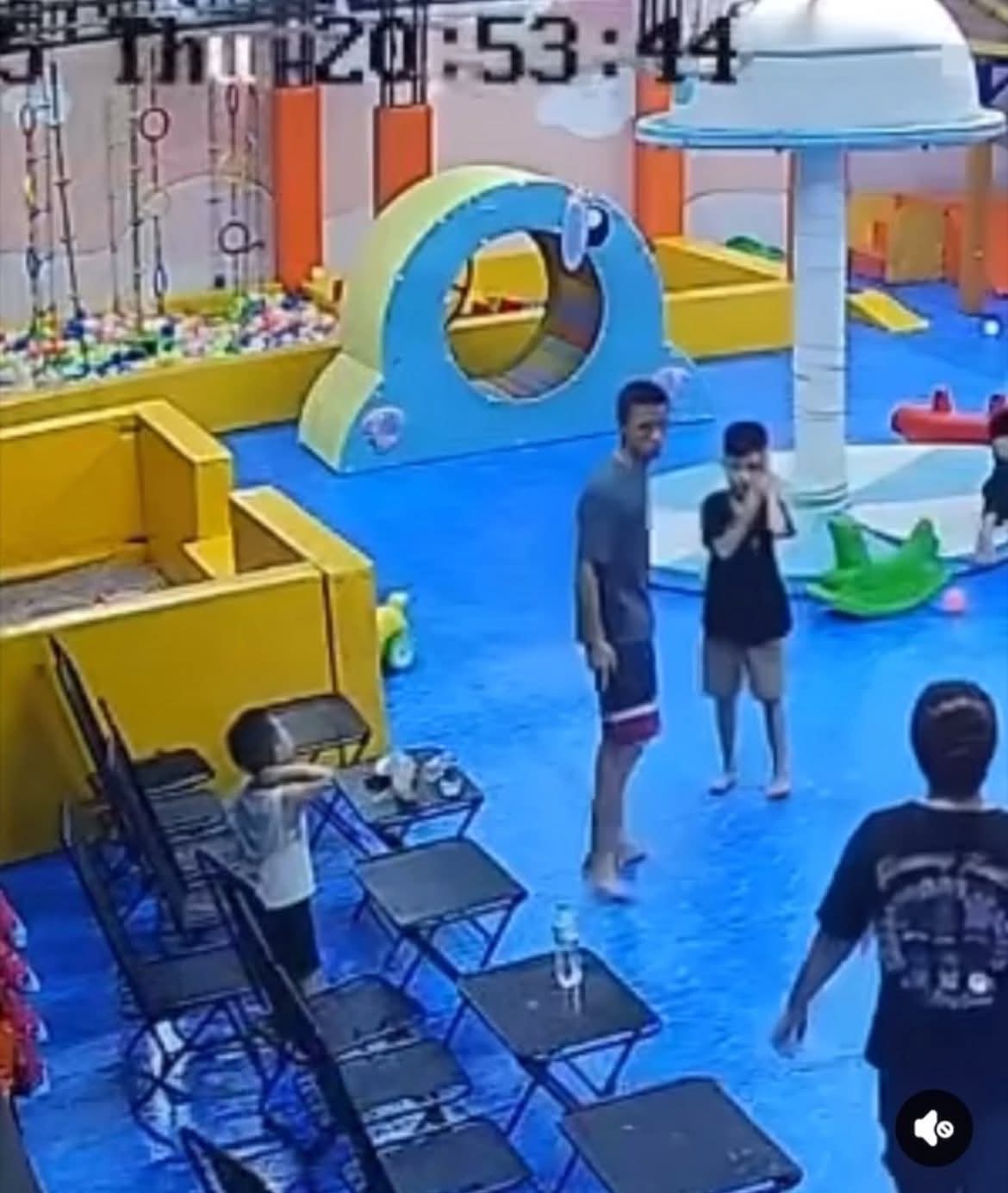 Triệu tập người đàn ông tát cháu bé 8 tuổi ở khu vui chơi phường Bồ Đề