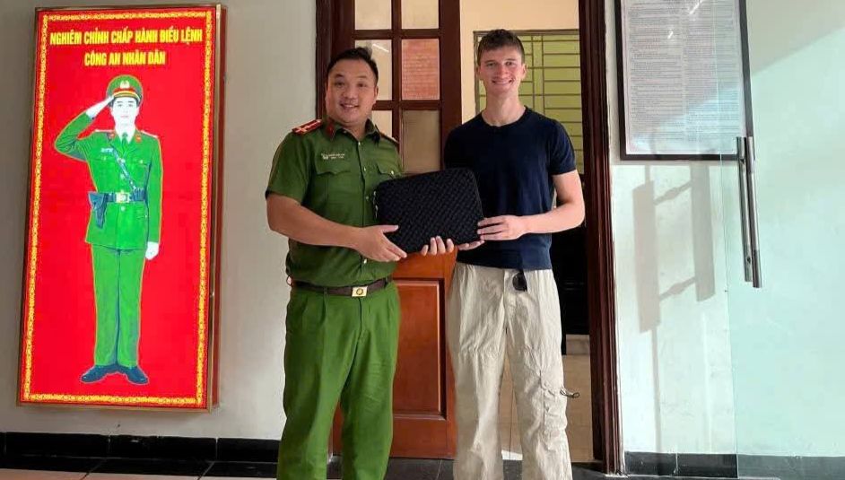 Công an phường Ba Đình hỗ trợ du khách nước ngoài tìm lại tài sản bị mất