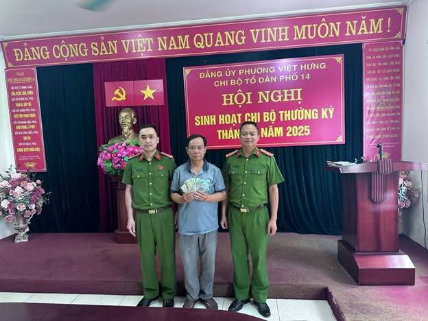 Công an phường Việt Hưng hỗ trợ người dân nhận lại tài sản bị rơi