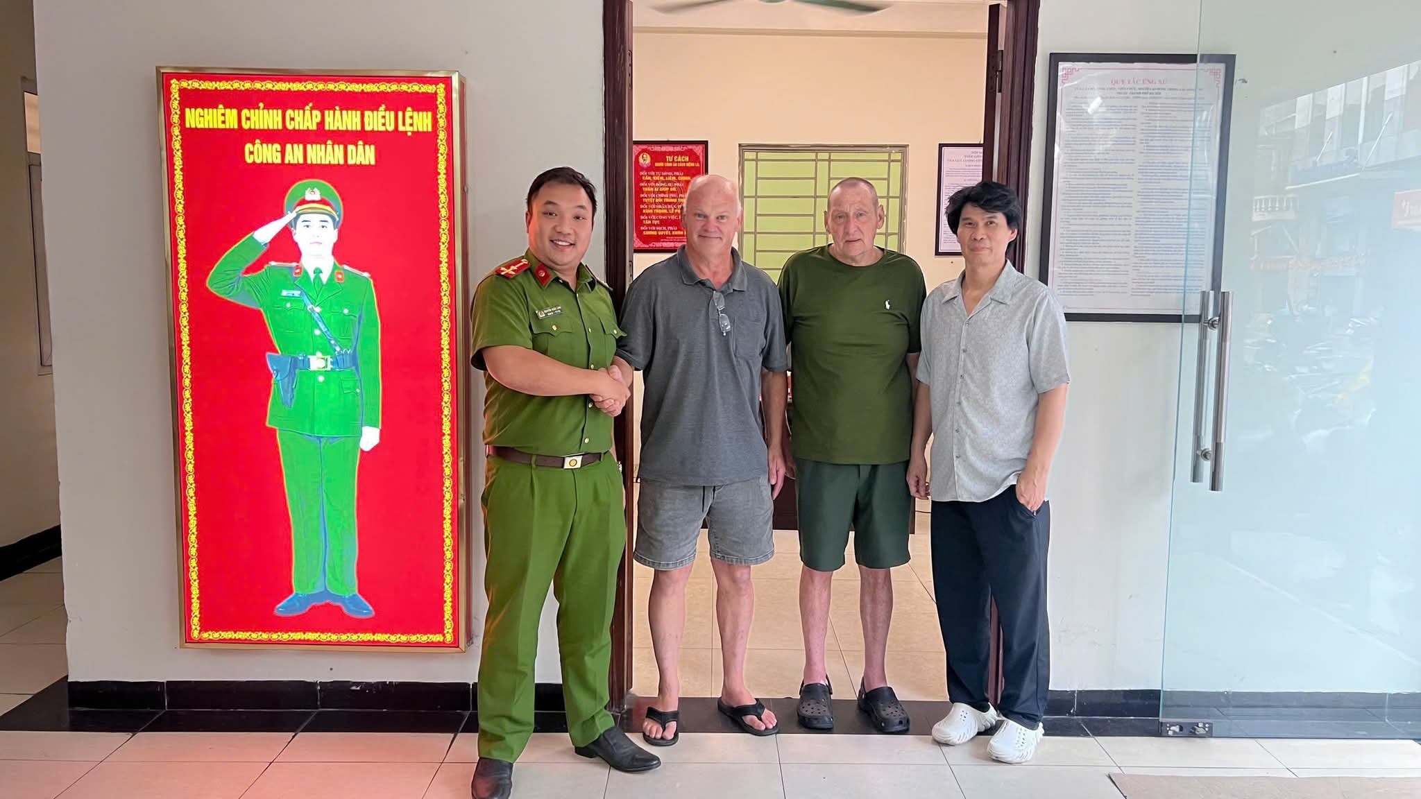 Công an phường Ba Đình hỗ trợ du khách nước ngoài tìm lại tài sản