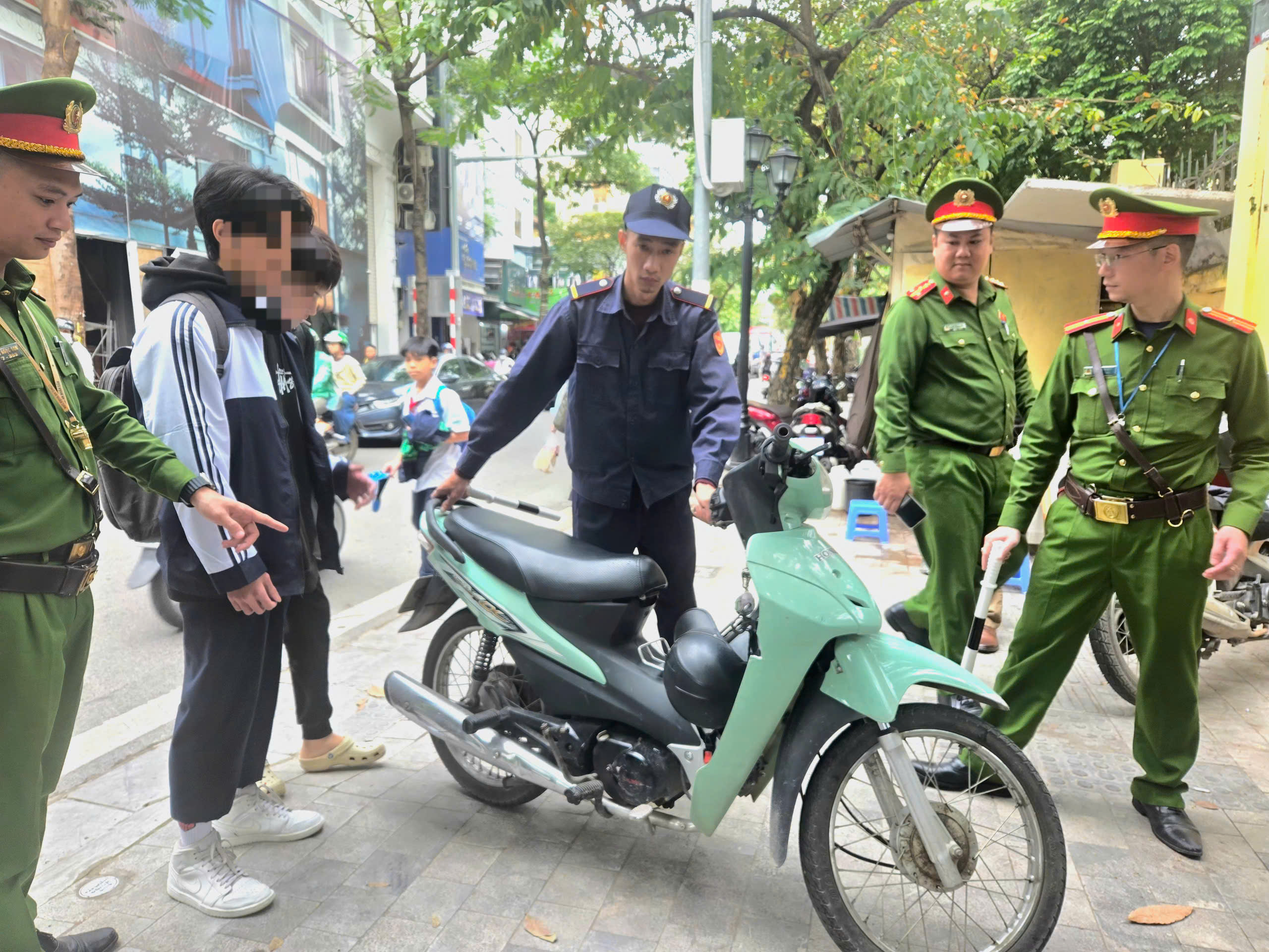 Giật mình với lý do học sinh vi phạm: 'Xe máy điện không cần đội mũ bảo hiểm!'