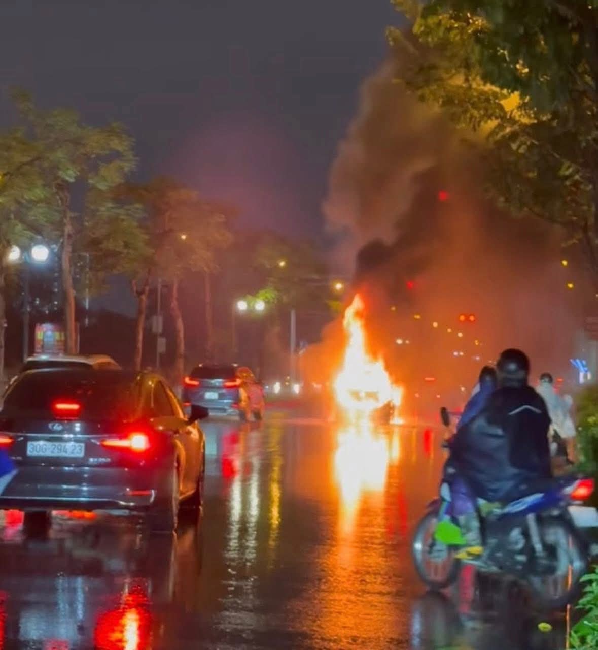 Đang lưu thông, ô tô bốc cháy giữa trời mưa