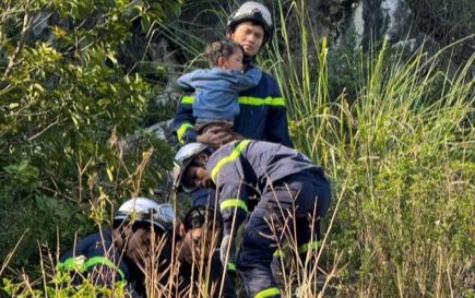 Kịp thời giải cứu 2 cháu bé bị mắc kẹt dưới hố sâu tại núi Trầm