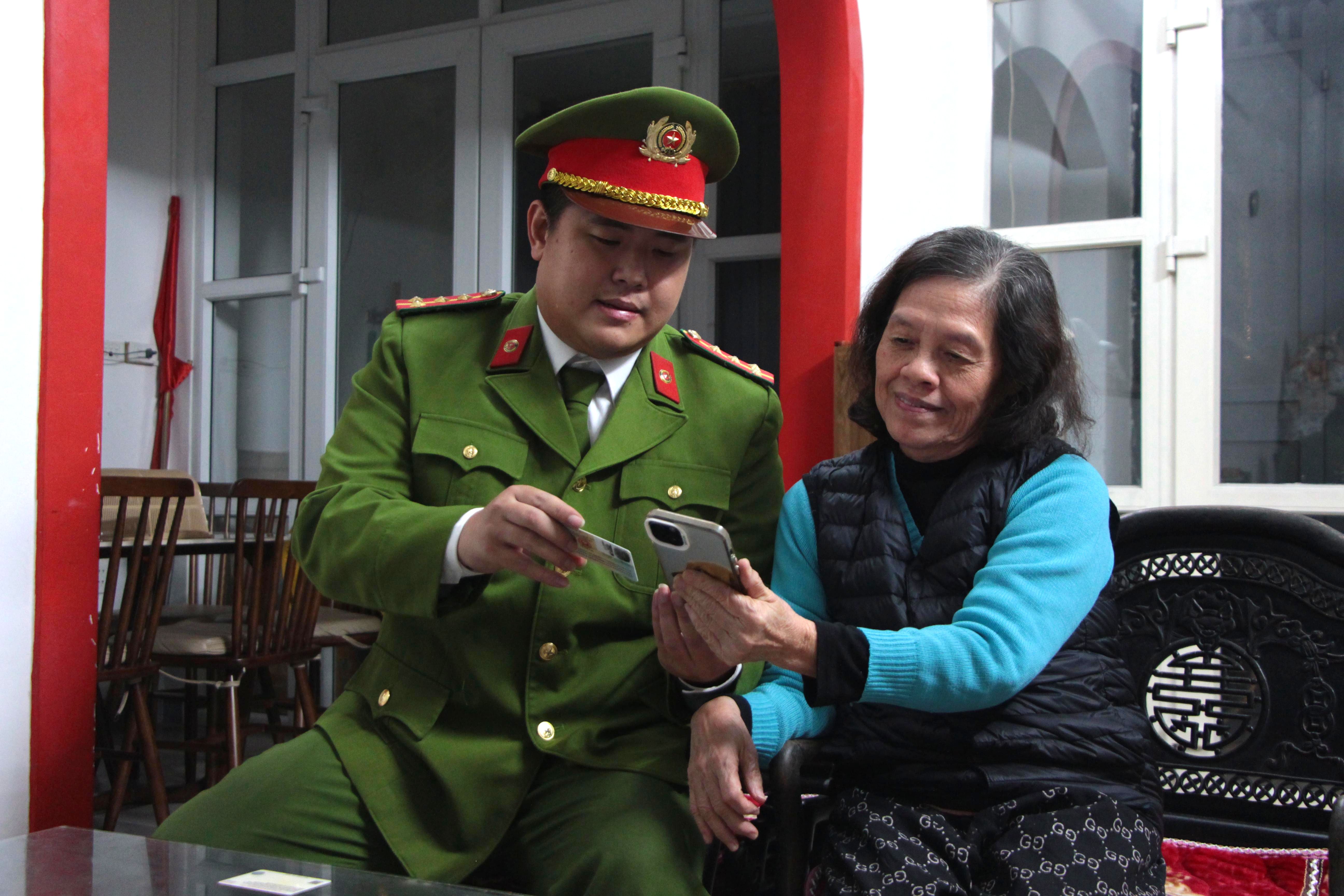 Những đêm “lập trạm” giữa quán cà phê của Công an phường Ngọc Hà