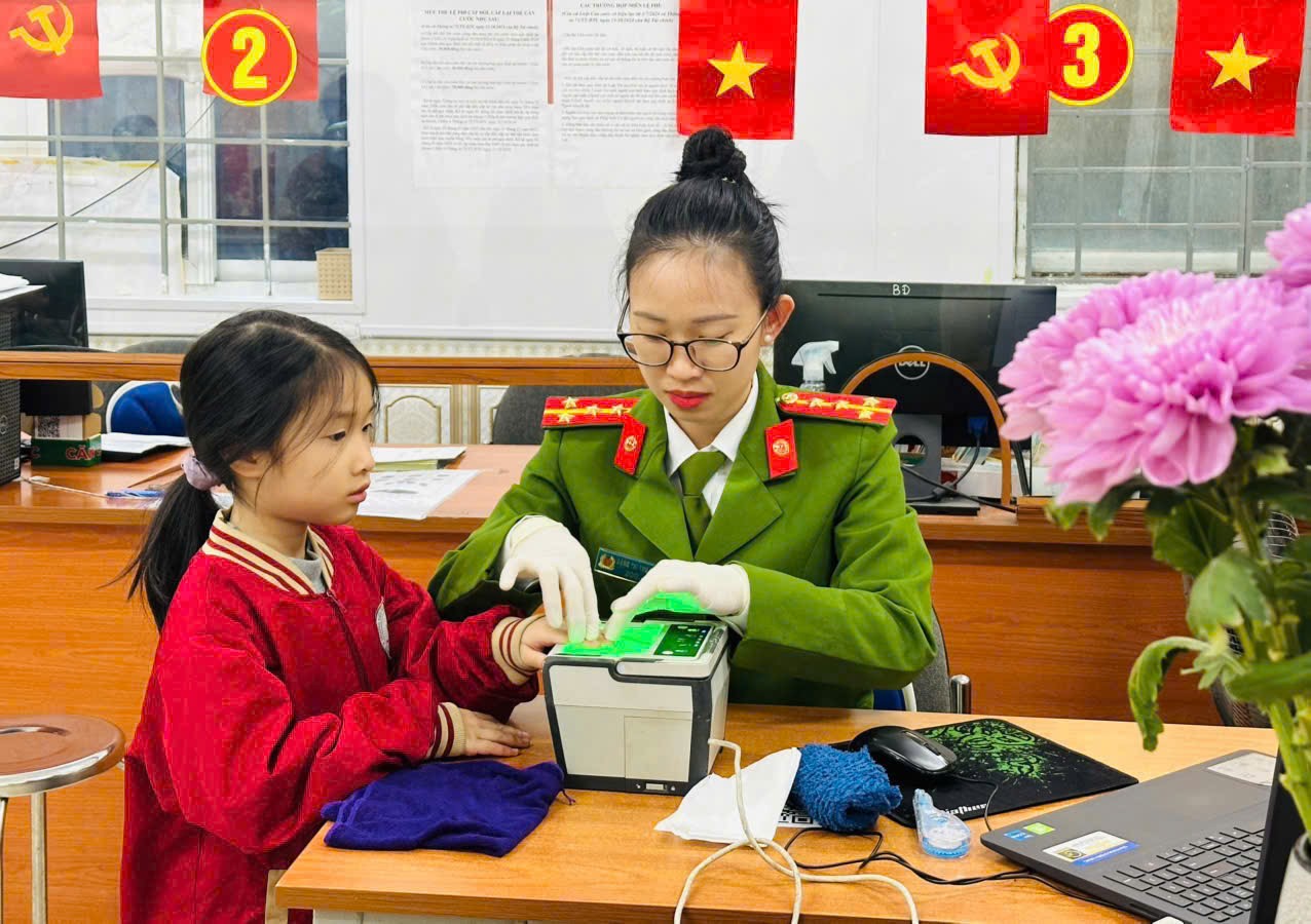 Công an phường Ba Đình cấp căn cước cho học sinh