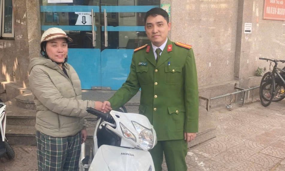 Công an phường Bồ Đề trao trả xe máy cho người dân để quên trên phố Ngô Gia Khảm