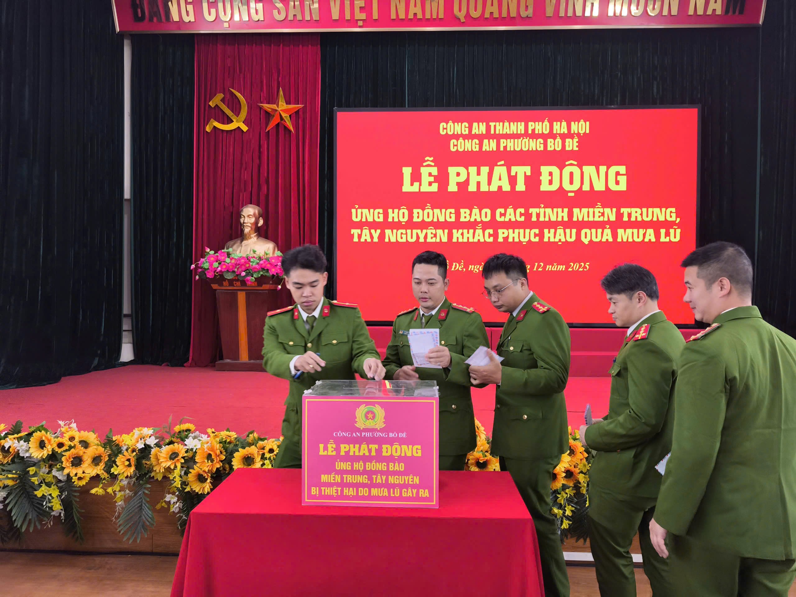 Tấm lòng sẻ chia của Công an phường Bồ Đề với đồng bào vùng chịu ảnh do mưa lũ kéo dài