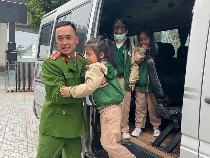 Công an phường Việt Hưng đón học sinh đến điểm cấp căn cước