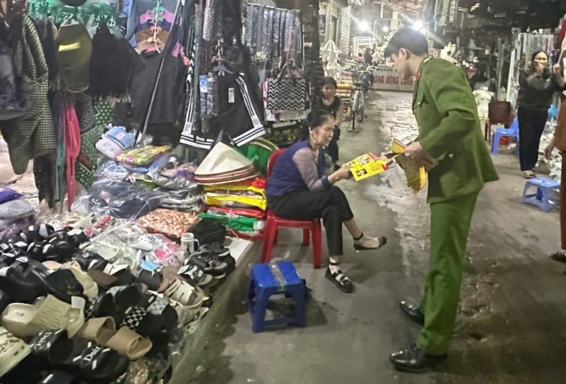 'Giặc lửa' rình rập chợ dân sinh, Cảnh sát phòng cháy vào cuộc từng sạp hàng