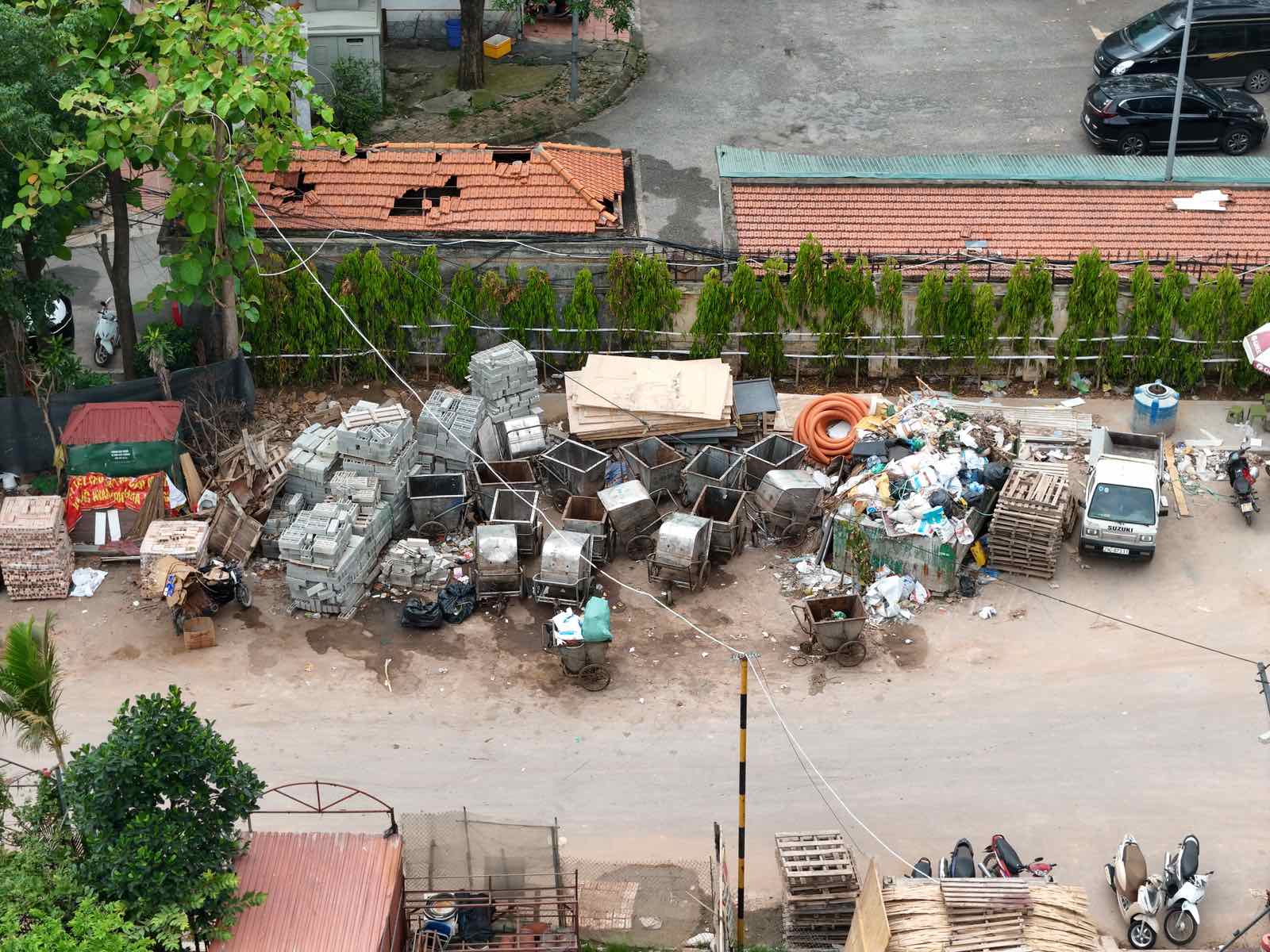 Sống giữa “lá phổi xanh” hồ Tây vẫn khổ vì rác
