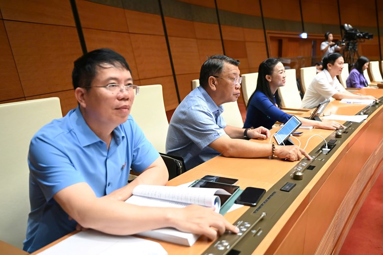 Mới: Quốc hội "chốt" giảm 2% thuế VAT với hàng loạt nhóm hàng hoá, dịch vụ