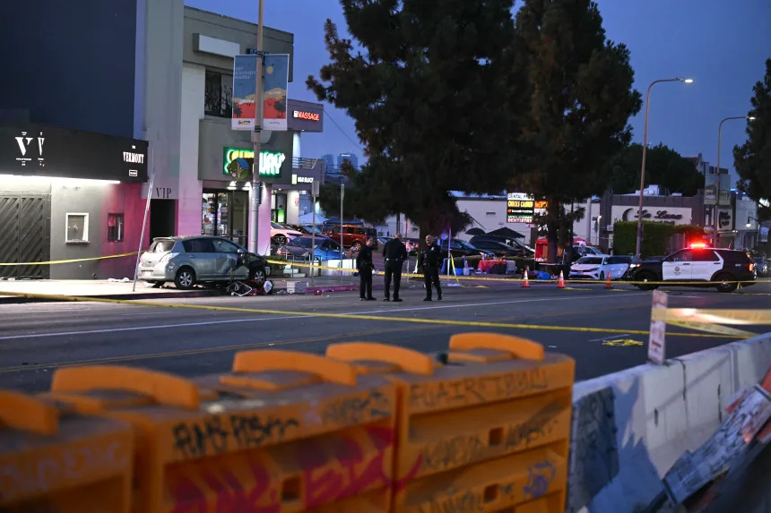 Ô tô đâm vào đám đông ở Los Angeles, 30 người bị thương