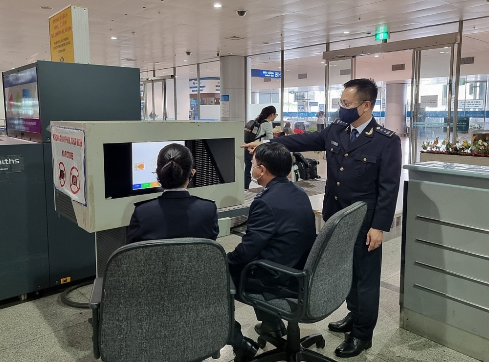 Từ 15-8: Áp dụng quy trình mới nhất để kiểm tra người nhập cảnh mang theo vàng, ngoại tệ, đá quý