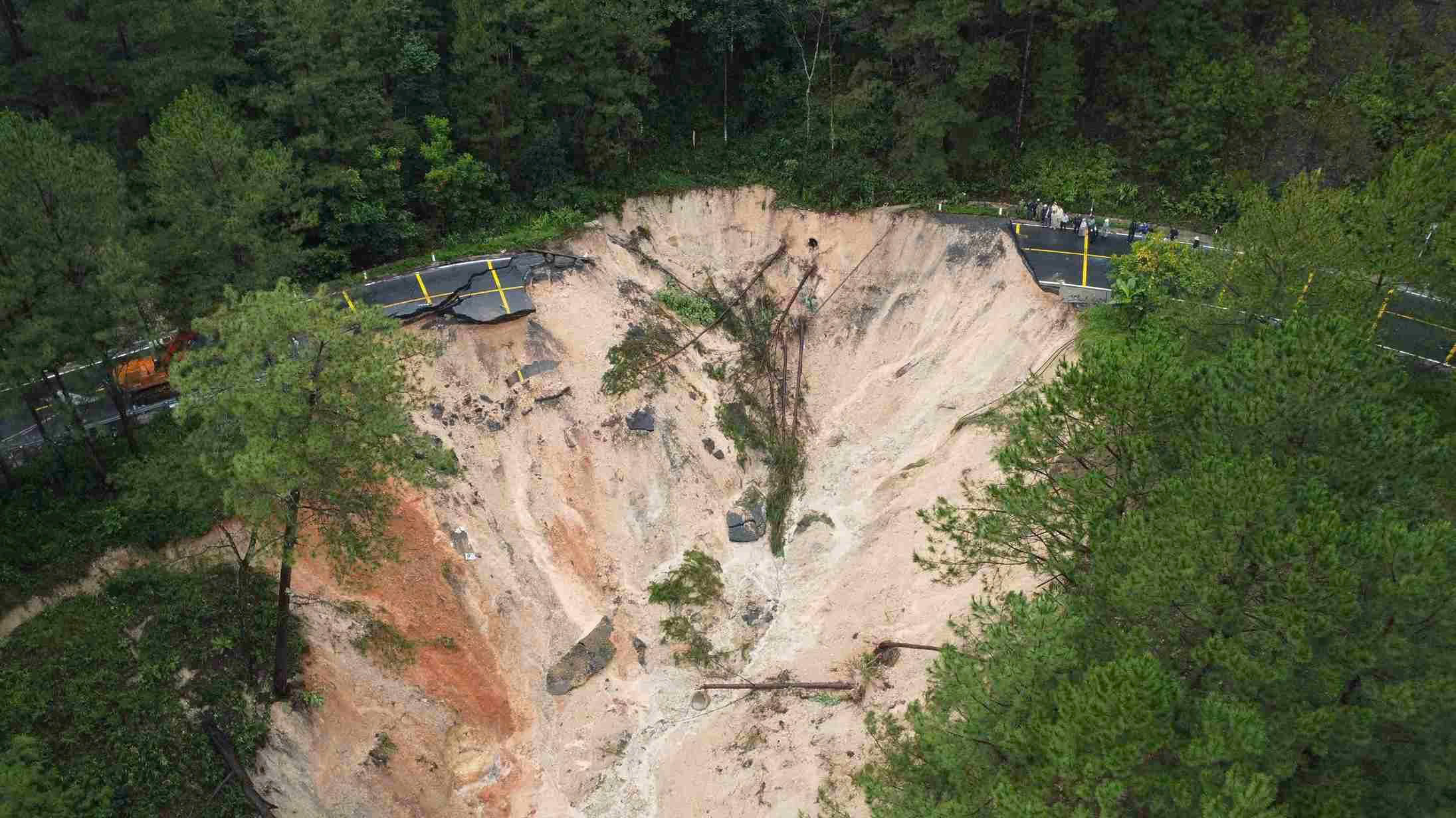 Cục Đường bộ khẩn cấp hỗ trợ Lâm Đồng 5.000 rọ đá để xử lý các điểm sạt lở