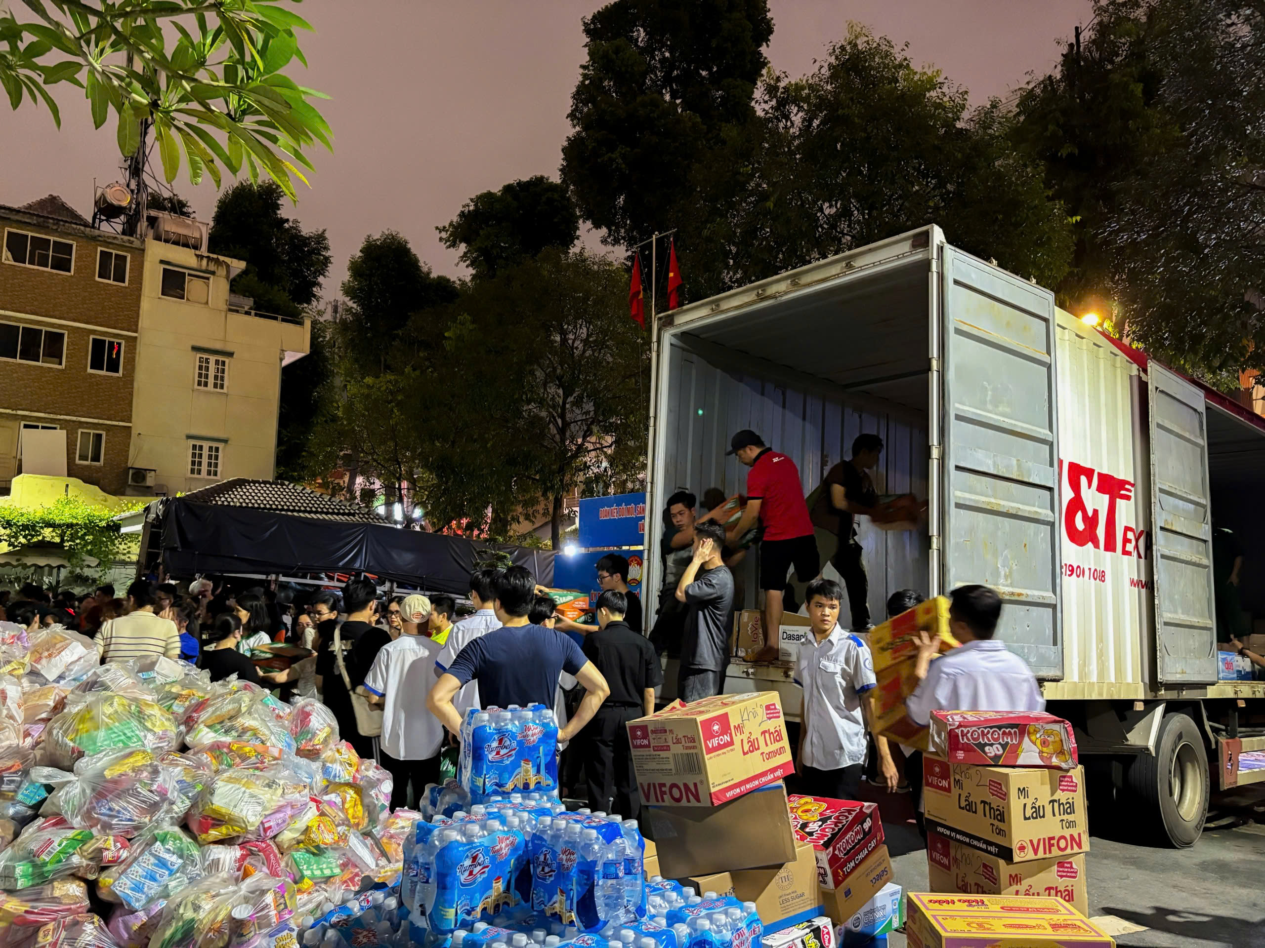 Xuyên đêm vận chuyển hàng cứu trợ đến bà con vùng lũ