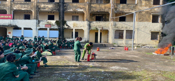 Các em học sinh được trải nghiệm “Lính phòng cháy, chữa cháy và cứu nạn, cứu hộ” 