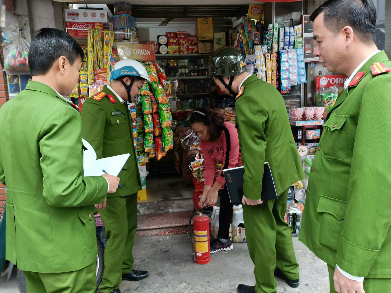 Công an phường Giáp Bát: Tăng cường đảm bảo an toàn phòng cháy, chữa cháy tại bến xe phía Nam