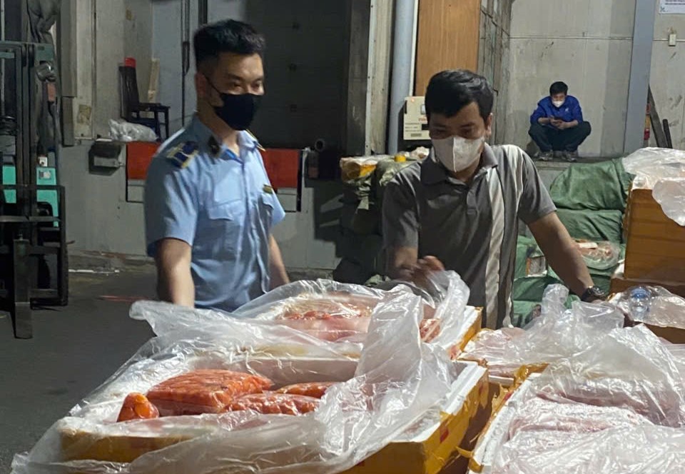Phát hiện hơn 7 tấn nội tạng động vật ‘trôi nổi’ trong… kho đông lạnh tại Ngọc Hồi