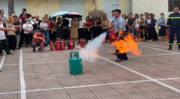 Tuyên truyền, huấn luyện nghiệp vụ phòng cháy, chữa cháy cho các hộ kinh doanh, cơ quan, doanh nghiệp trên địa bàn thị xã Sơn Tây