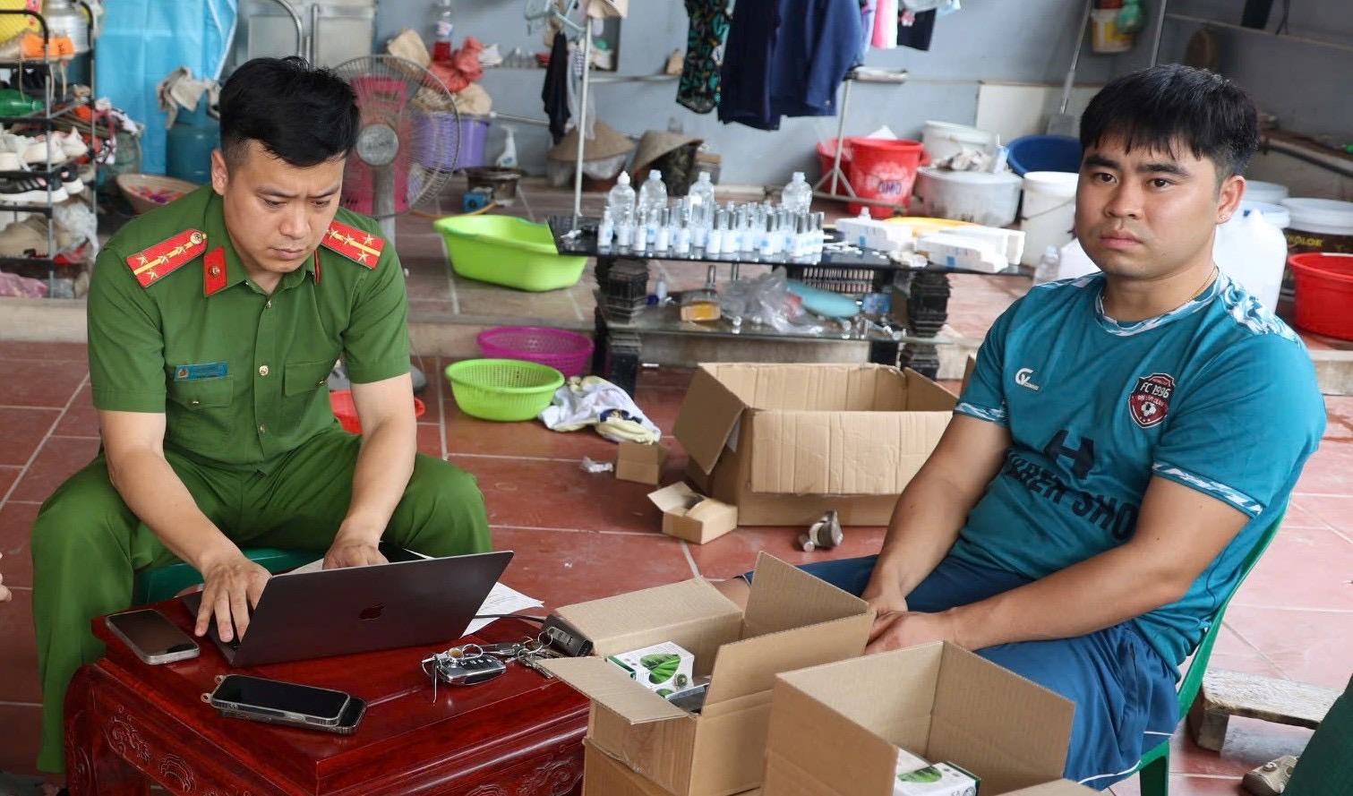 Khởi tố chủ cơ sở sản xuất, buôn bán mỹ phẩm giả doanh thu 6 tỷ đồng