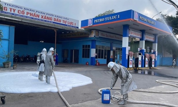 Diễn tập phương án chữa cháy, cứu hộ tại 2 cửa hàng xăng trên ở thị xã Sơn Tây