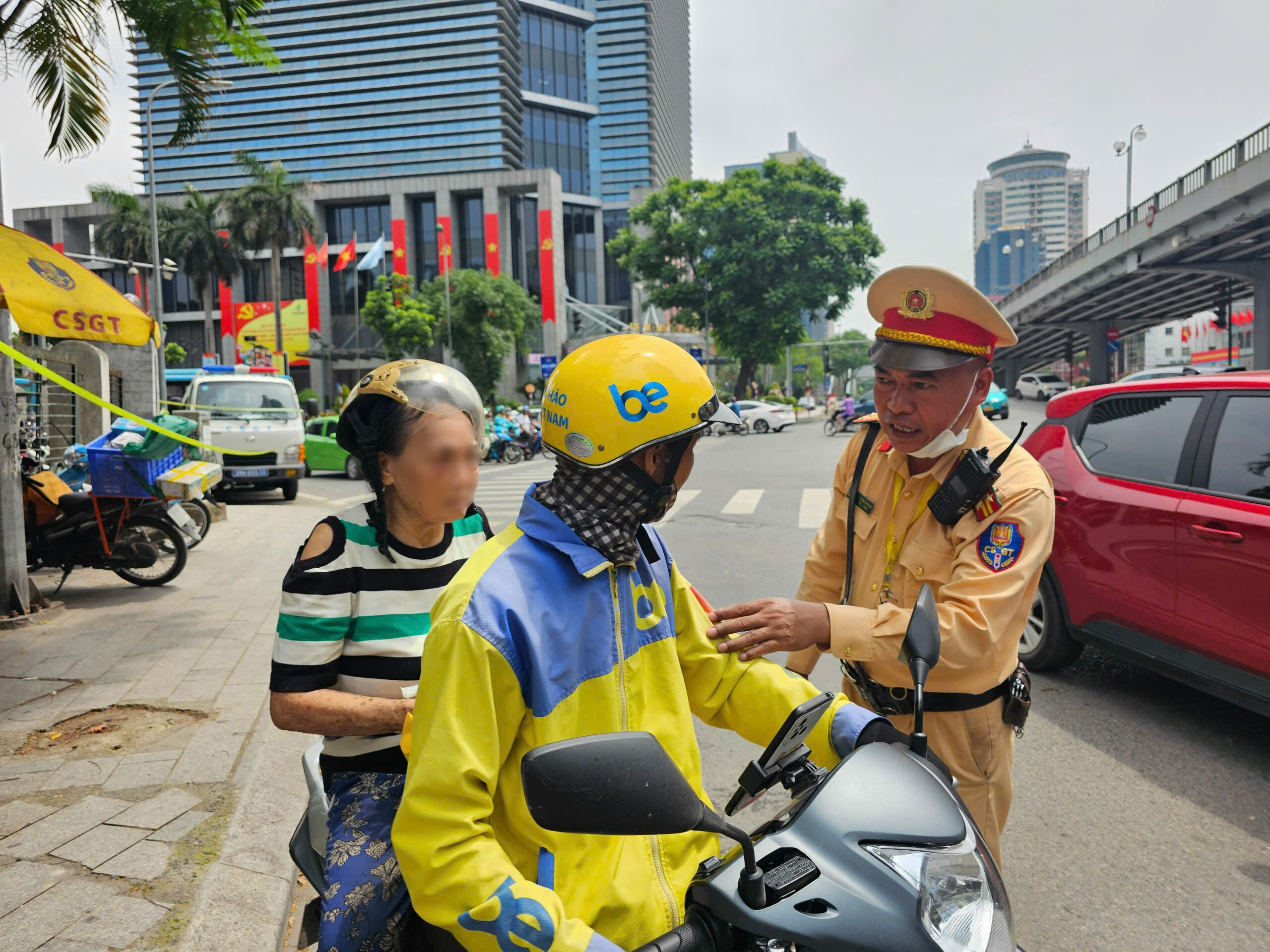 Kịp thời giúp đỡ cụ bà bị mệt trên đường giữa trời nắng